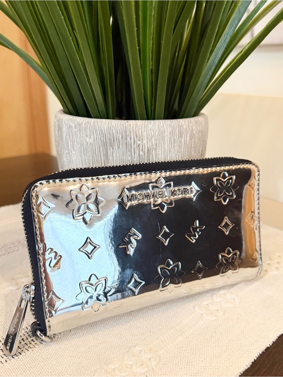 Michael Kors Handbags - Michael Kors Silver Metallic Mirror Jet Set Travel Flat Multifunction Phone Case